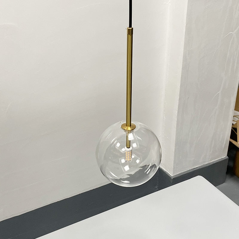 Lustre suspendu en forme de boule de verre - L'Atelier Imbert